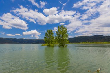 Tuzlu dağ gölü Salda 'nın rüzgarlı kumlu kıyıları. Turkuaz su. Mountain Gölü. Dinlenme yeri. Turist eğlencesi