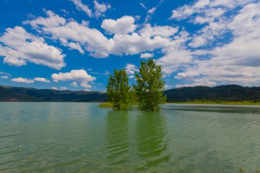 Tuzlu dağ gölü Salda 'nın rüzgarlı kumlu kıyıları. Turkuaz su. Mountain Gölü. Dinlenme yeri. Turist eğlencesi