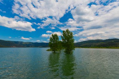 Tuzlu dağ gölü Salda 'nın rüzgarlı kumlu kıyıları. Turkuaz su. Mountain Gölü. Dinlenme yeri. Turist eğlencesi