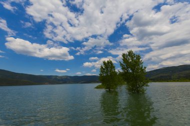 Tuzlu dağ gölü Salda 'nın rüzgarlı kumlu kıyıları. Turkuaz su. Mountain Gölü. Dinlenme yeri. Turist eğlencesi