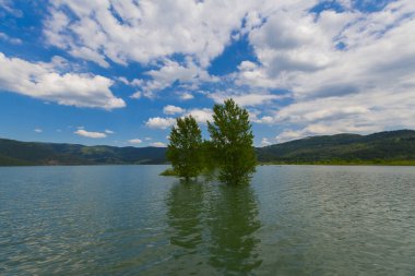 Tuzlu dağ gölü Salda 'nın rüzgarlı kumlu kıyıları. Turkuaz su. Mountain Gölü. Dinlenme yeri. Turist eğlencesi
