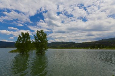 Tuzlu dağ gölü Salda 'nın rüzgarlı kumlu kıyıları. Turkuaz su. Mountain Gölü. Dinlenme yeri. Turist eğlencesi