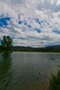 Tuzlu dağ gölü Salda 'nın rüzgarlı kumlu kıyıları. Turkuaz su. Mountain Gölü. Dinlenme yeri. Turist eğlencesi