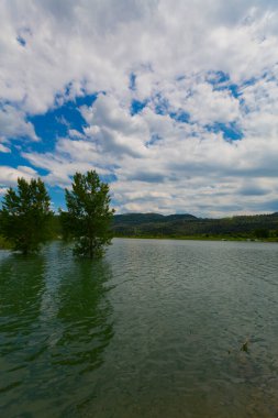 Tuzlu dağ gölü Salda 'nın rüzgarlı kumlu kıyıları. Turkuaz su. Mountain Gölü. Dinlenme yeri. Turist eğlencesi