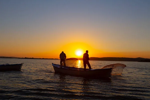 日落时湖中的渔夫 — 图库照片