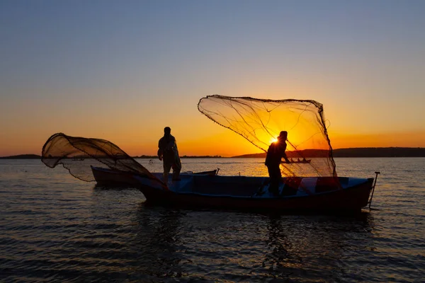 Gün batımında göl balıkçısı