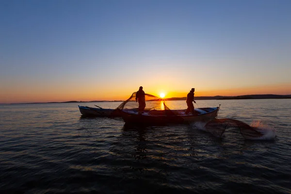 日没時の湖の漁師 — ストック写真