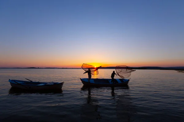 日没時の湖の漁師 — ストック写真