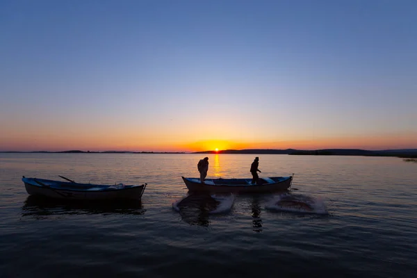 日落时湖中的渔夫 — 图库照片