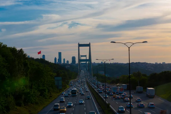 15 Temmuz Şehitler Köprüsü (Türkçe: 15 Temmuz Sehitler Koprusu) İstanbul 'daki İstanbul Boğazı, Türkiye' nin panoramik manzaralı. İstanbul 'da trafik