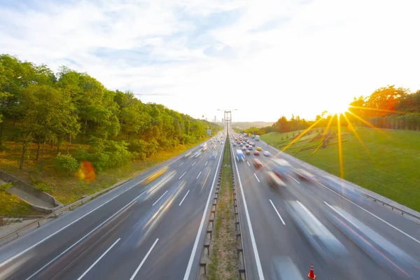 15 Temmuz Şehitler Köprüsü (Türkçe: 15 Temmuz Sehitler Koprusu) İstanbul 'daki İstanbul Boğazı, Türkiye' nin panoramik manzaralı. İstanbul 'da trafik
