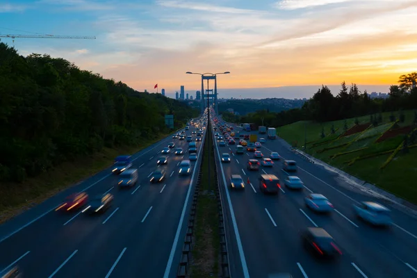 15 Temmuz Şehitler Köprüsü (Türkçe: 15 Temmuz Sehitler Koprusu) İstanbul 'daki İstanbul Boğazı, Türkiye' nin panoramik manzaralı. İstanbul 'da trafik