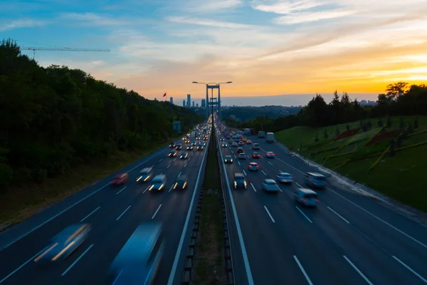15 Temmuz Şehitler Köprüsü (Türkçe: 15 Temmuz Sehitler Koprusu) İstanbul 'daki İstanbul Boğazı, Türkiye' nin panoramik manzaralı. İstanbul 'da trafik