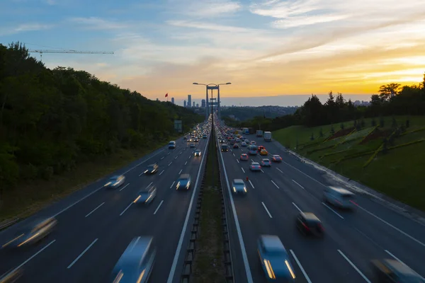 15 Temmuz Şehitler Köprüsü (Türkçe: 15 Temmuz Sehitler Koprusu) İstanbul 'daki İstanbul Boğazı, Türkiye' nin panoramik manzaralı. İstanbul 'da trafik