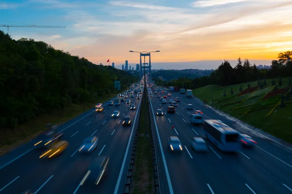 15 Temmuz Şehitler Köprüsü (Türkçe: 15 Temmuz Sehitler Koprusu) İstanbul 'daki İstanbul Boğazı, Türkiye' nin panoramik manzaralı. İstanbul 'da trafik