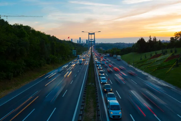 15 Temmuz Şehitler Köprüsü (Türkçe: 15 Temmuz Sehitler Koprusu) İstanbul 'daki İstanbul Boğazı, Türkiye' nin panoramik manzaralı. İstanbul 'da trafik