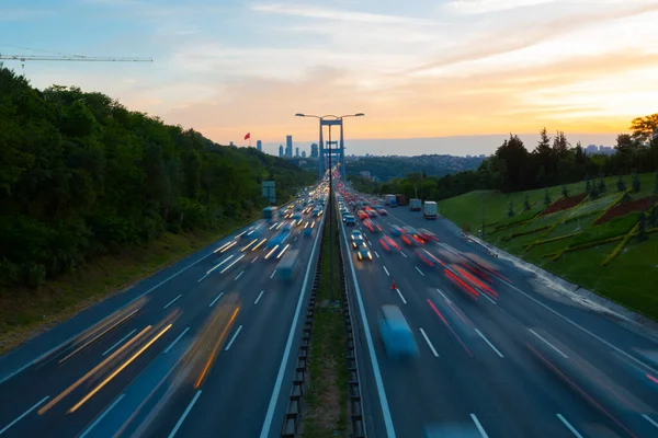 15 Temmuz Şehitler Köprüsü (Türkçe: 15 Temmuz Sehitler Koprusu) İstanbul 'daki İstanbul Boğazı, Türkiye' nin panoramik manzaralı. İstanbul 'da trafik