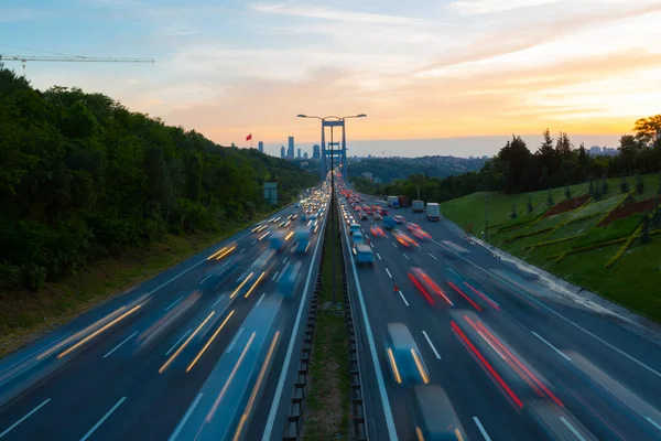15 Temmuz Şehitler Köprüsü (Türkçe: 15 Temmuz Sehitler Koprusu) İstanbul 'daki İstanbul Boğazı, Türkiye' nin panoramik manzaralı. İstanbul 'da trafik