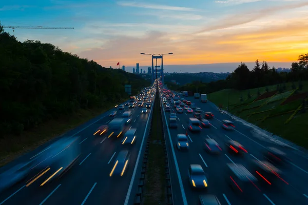 15 Temmuz Şehitler Köprüsü (Türkçe: 15 Temmuz Sehitler Koprusu) İstanbul 'daki İstanbul Boğazı, Türkiye' nin panoramik manzaralı. İstanbul 'da trafik