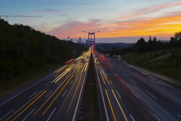 15 Temmuz Şehitler Köprüsü (Türkçe: 15 Temmuz Sehitler Koprusu) İstanbul 'daki İstanbul Boğazı, Türkiye' nin panoramik manzaralı. İstanbul 'da trafik