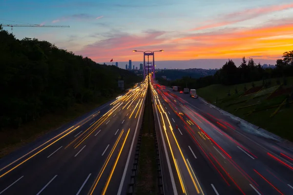 15 Temmuz Şehitler Köprüsü (Türkçe: 15 Temmuz Sehitler Koprusu) İstanbul 'daki İstanbul Boğazı, Türkiye' nin panoramik manzaralı. İstanbul 'da trafik