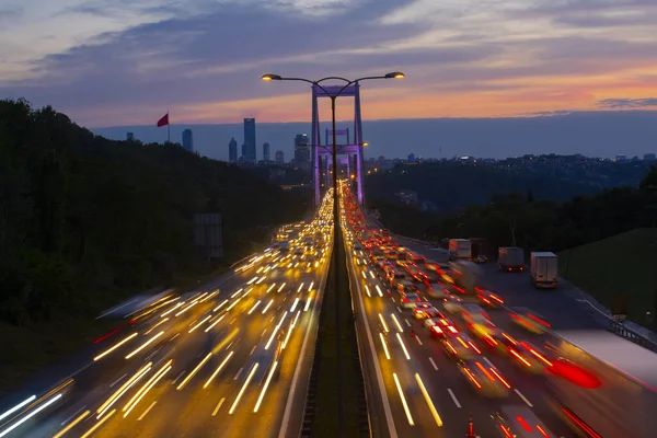 15 Temmuz Şehitler Köprüsü (Türkçe: 15 Temmuz Sehitler Koprusu) İstanbul 'daki İstanbul Boğazı, Türkiye' nin panoramik manzaralı. İstanbul 'da trafik