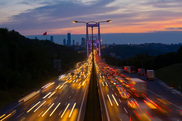 15 Temmuz Şehitler Köprüsü (Türkçe: 15 Temmuz Sehitler Koprusu) İstanbul 'daki İstanbul Boğazı, Türkiye' nin panoramik manzaralı. İstanbul 'da trafik