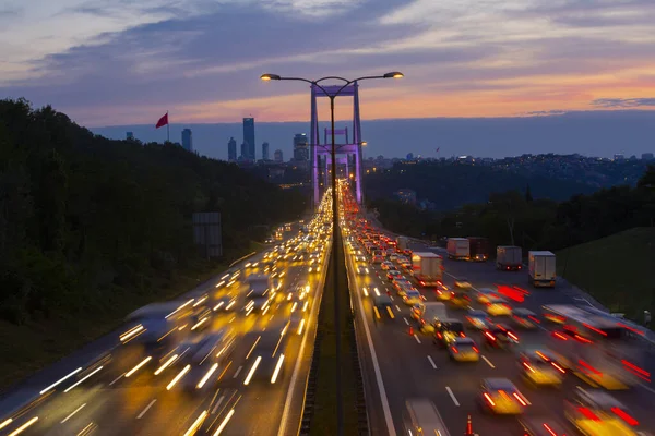 15 Temmuz Şehitler Köprüsü (Türkçe: 15 Temmuz Sehitler Koprusu) İstanbul 'daki İstanbul Boğazı, Türkiye' nin panoramik manzaralı. İstanbul 'da trafik