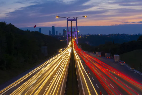15 Temmuz Şehitler Köprüsü (Türkçe: 15 Temmuz Sehitler Koprusu) İstanbul 'daki İstanbul Boğazı, Türkiye' nin panoramik manzaralı. İstanbul 'da trafik
