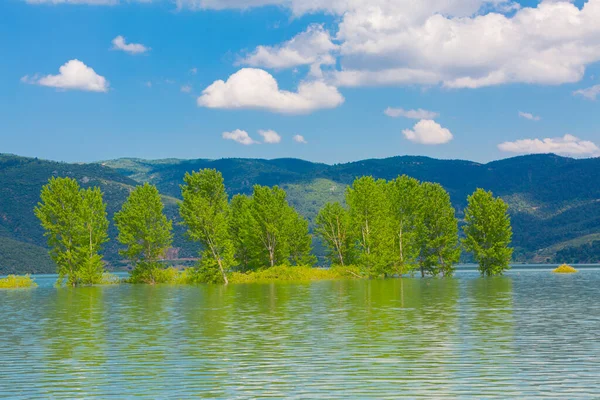 Tuzlu dağ gölü Salda 'nın rüzgarlı kumlu kıyıları. Turkuaz su. Mountain Gölü. Dinlenme yeri. Turist eğlencesi