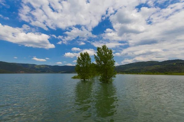 Tuzlu dağ gölü Salda 'nın rüzgarlı kumlu kıyıları. Turkuaz su. Mountain Gölü. Dinlenme yeri. Turist eğlencesi