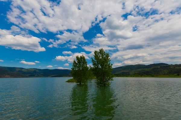 Tuzlu dağ gölü Salda 'nın rüzgarlı kumlu kıyıları. Turkuaz su. Mountain Gölü. Dinlenme yeri. Turist eğlencesi