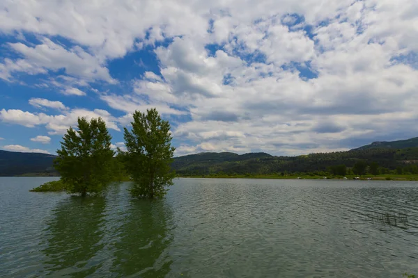 Tuzlu dağ gölü Salda 'nın rüzgarlı kumlu kıyıları. Turkuaz su. Mountain Gölü. Dinlenme yeri. Turist eğlencesi