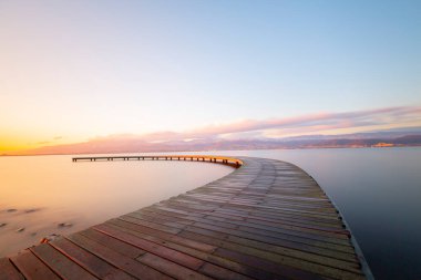 Bumerang şeklinde iskele, uzun pozlama tekniğiyle fotoğraflandı..