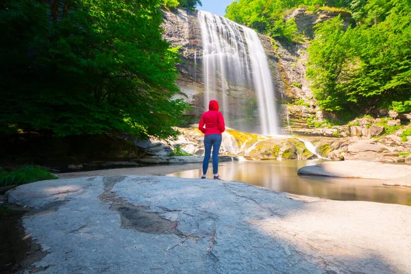 Mustafa Kemal Paşa'da Suuctu şelaleleri, Bursa, Türkiye. Ağaçlar arasında güzel şelale, yeşil yapraklar, kayalar ve nehir arka plan ile gizli ormanda taşlar.