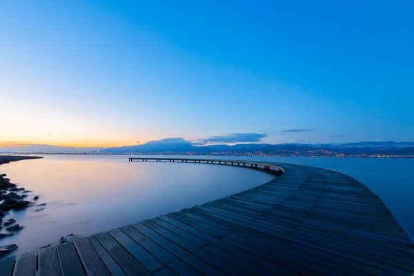 Boomerang Formad Brygga Vid Havet Fotograferad Med Lång Exponeringsteknik — Stockfoto