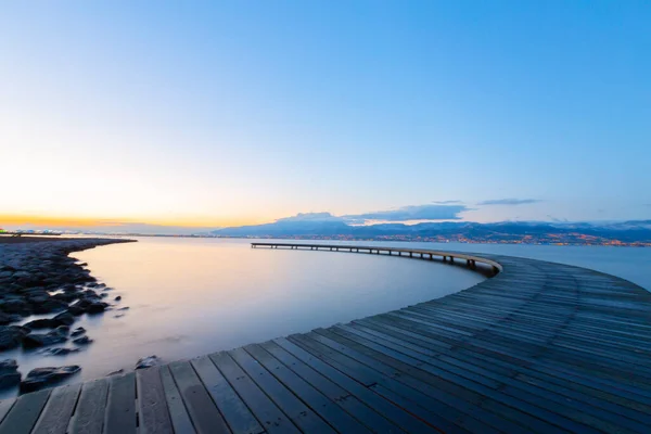 Boomerang Formad Brygga Vid Havet Fotograferad Med Lång Exponeringsteknik — Stockfoto