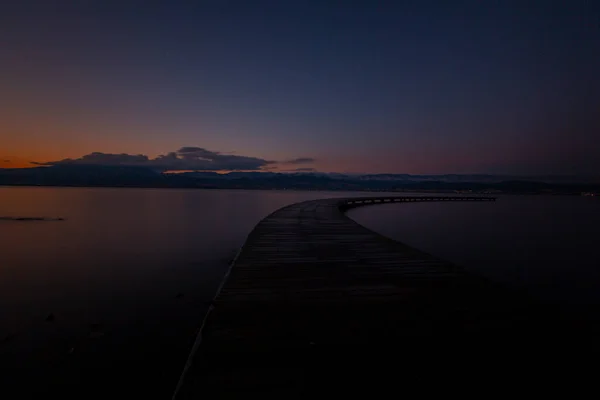 Boomerang Formad Brygga Vid Havet Fotograferad Med Lång Exponeringsteknik — Stockfoto