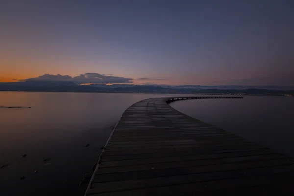 Boomerang Formad Brygga Vid Havet Fotograferad Med Lång Exponeringsteknik — Stockfoto