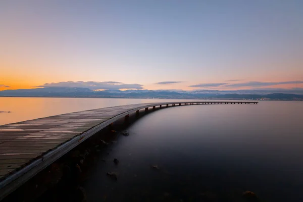 Dermaga Berbentuk Bumerang Oleh Laut Difoto Dengan Teknik Paparan Yang — Stok Foto