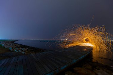 Bumerang şekilli iskele uzun pozlama tekniği kullanılarak fotoğraflandı..
