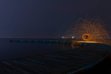 Bumerang şekilli iskele uzun pozlama tekniği kullanılarak fotoğraflandı..