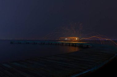 Bumerang şekilli iskele uzun pozlama tekniği kullanılarak fotoğraflandı..