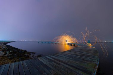 Bumerang şekilli iskele uzun pozlama tekniği kullanılarak fotoğraflandı..