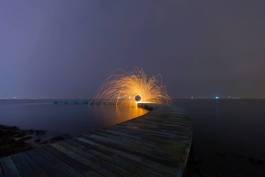 Bumerang şekilli iskele uzun pozlama tekniği kullanılarak fotoğraflandı..