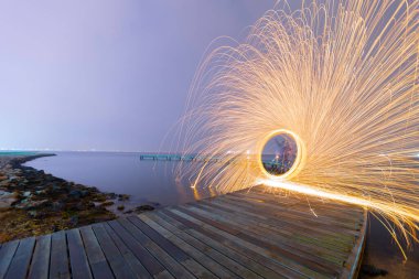 Bumerang şekilli iskele uzun pozlama tekniği kullanılarak fotoğraflandı..