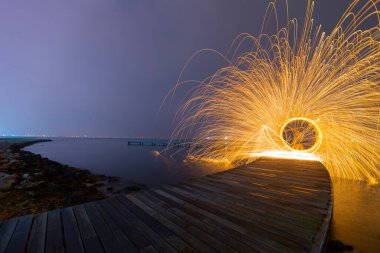 Bumerang şekilli iskele uzun pozlama tekniği kullanılarak fotoğraflandı..