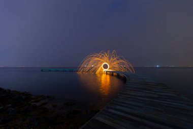 Bumerang şekilli iskele uzun pozlama tekniği kullanılarak fotoğraflandı..