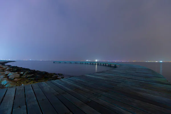 Der Bumerang Förmige Pier Wurde Mit Der Langzeitbelichtungsmethode Fotografiert — Stockfoto