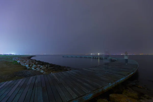 ブーメラン型の桟橋は長時間露光技術を用いて撮影された — ストック写真